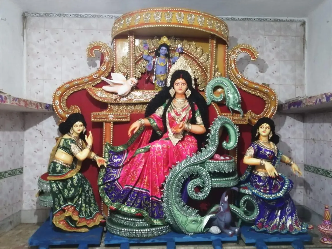 বৌমার উপর লক্ষীর ভর করতেই গড়বেতার সাহা বাড়িতে শুরু হয় লক্ষীপুজো