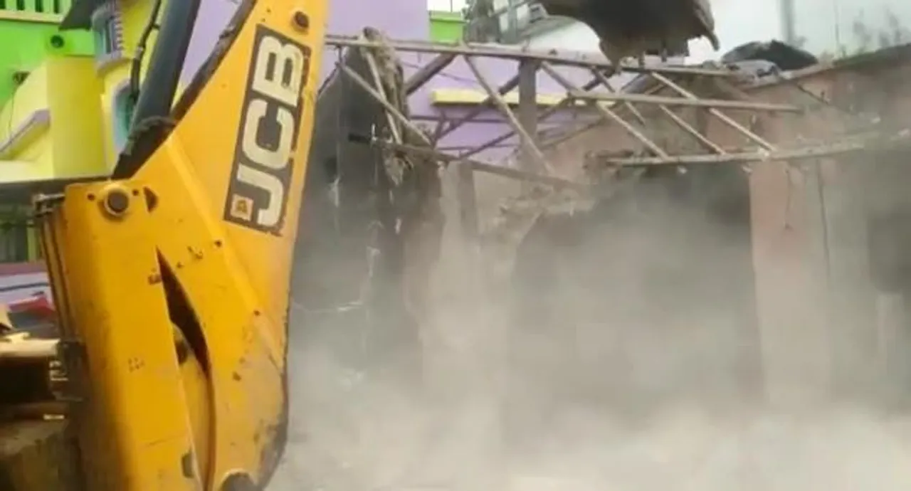 আদালতের নির্দেশে ভেঙে দেওয়া হল বৃদ্ধার বাড়ি, পুনর্বাসনের আশ্বাস ক্ষীরপাই পৌরসভার