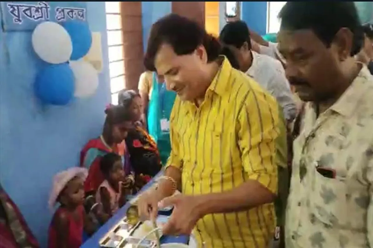 'মা কিচেনে' নিজের হাতে গরিবদের খাদ্য পরিবেষণ করলেন বিধান উপাধ্যায় দেখুন, ভিডিও