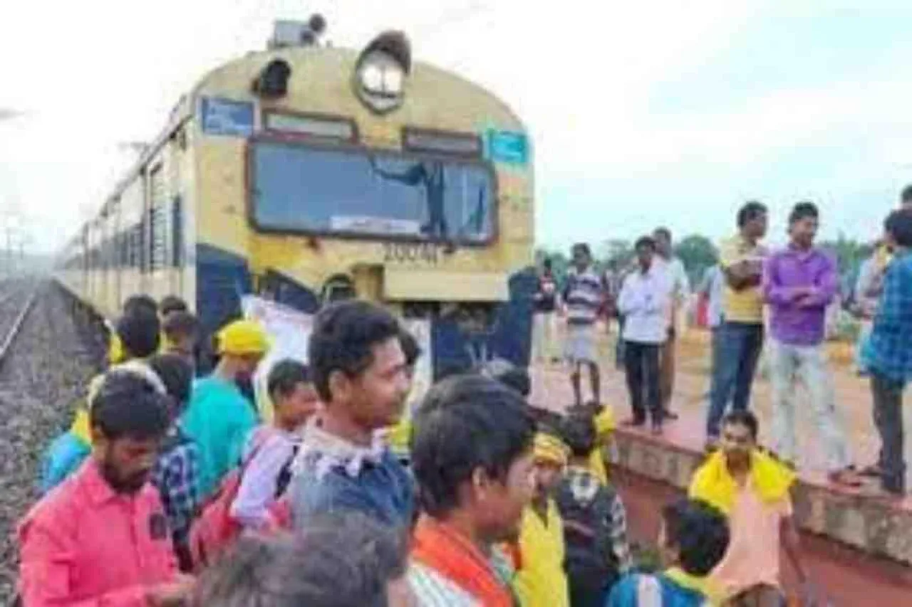 ১৫ ঘণ্টা পার এখনও চলছে রেল অবরোধ