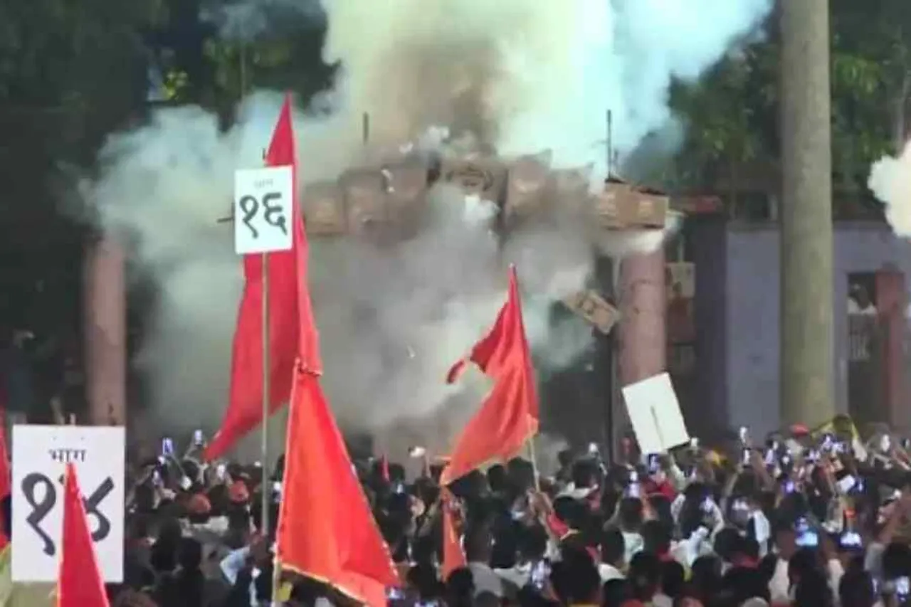 রাবণ দহন করল উদ্ধব ঠাকরের দল- দেখুন ভিডিও