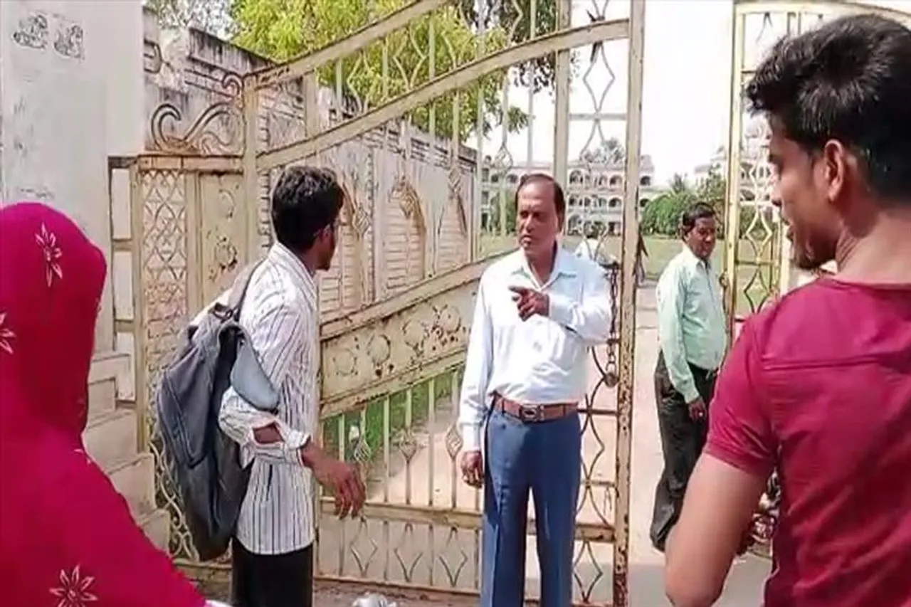 বহিরাগতদের রুখতে পুলিশ নিয়ে পাহাড়ায় স্বয়ং প্রিন্সিপাল