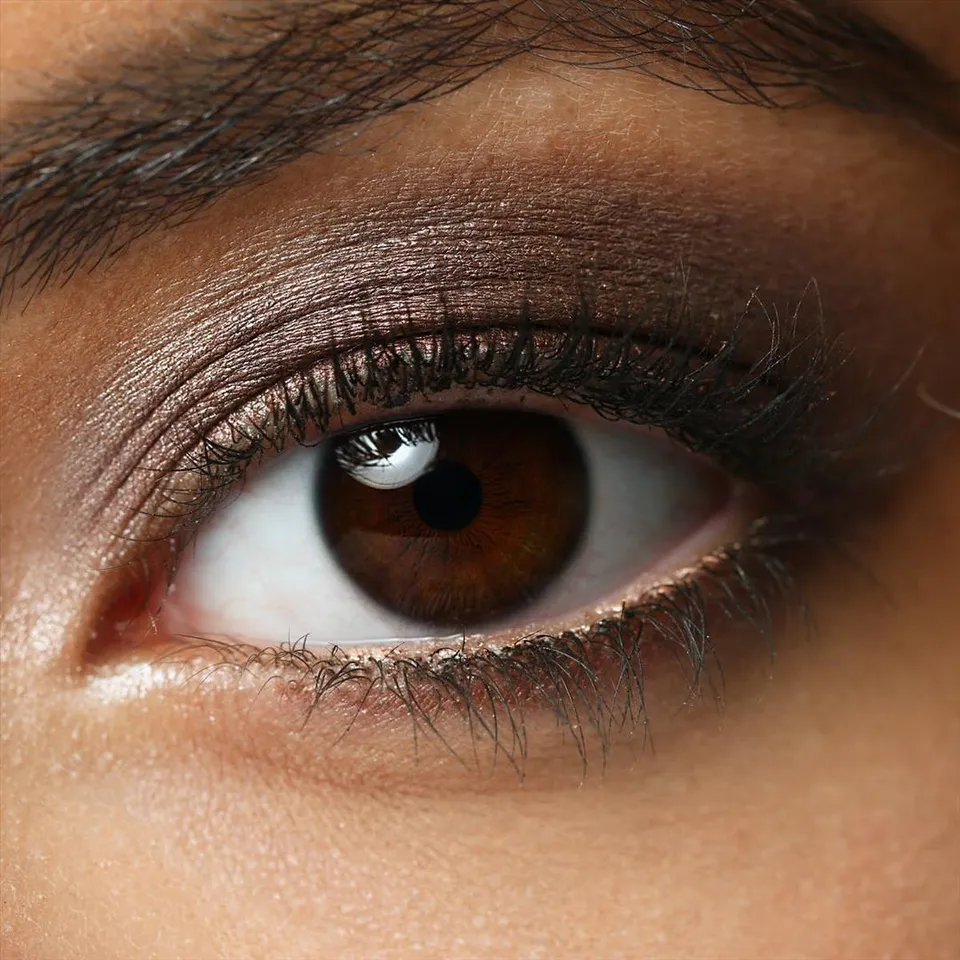 কনট্যাক্ট লেন্স পরেন?