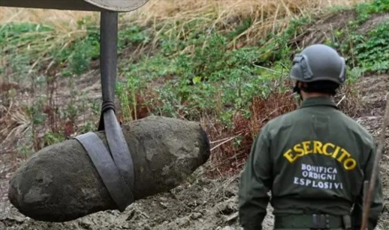 শুকিয়ে যাওয়া নদীতে দ্বিতীয় বিশ্বযুদ্ধের বোমা উদ্ধার