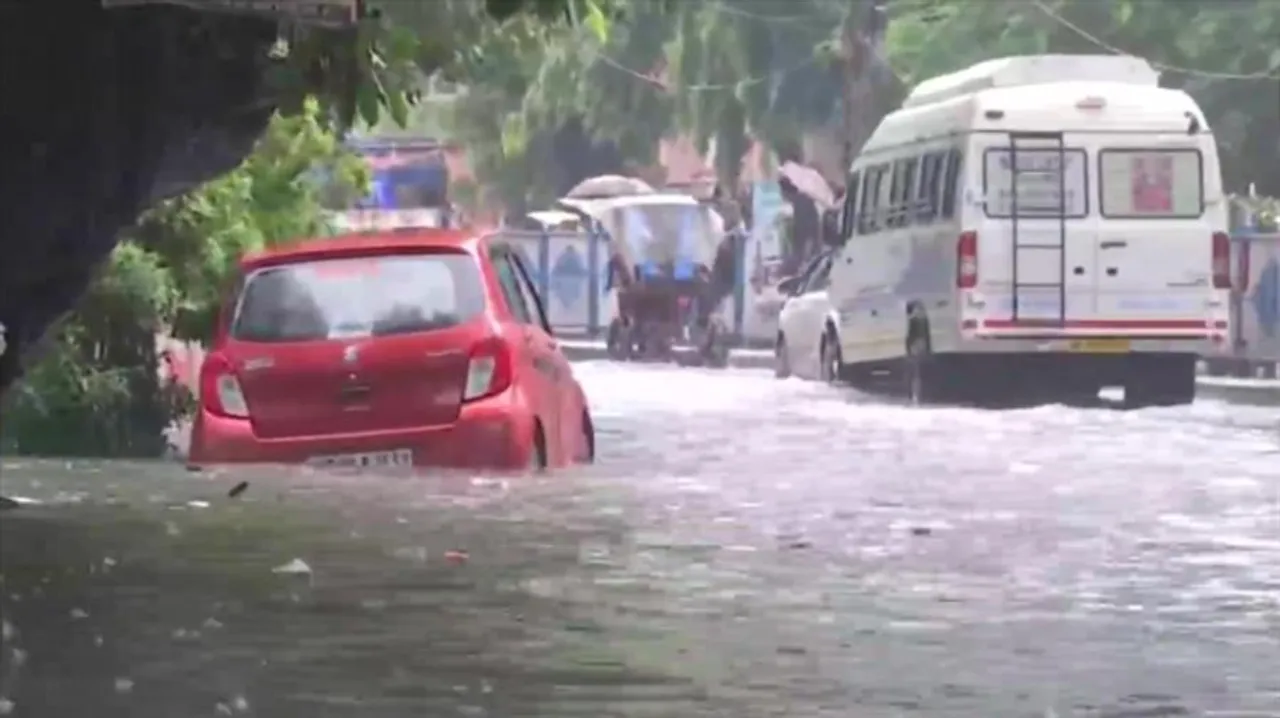 জল নামেনি বহু জায়গায়, এখনও দুর্ভোগে কলকাতা