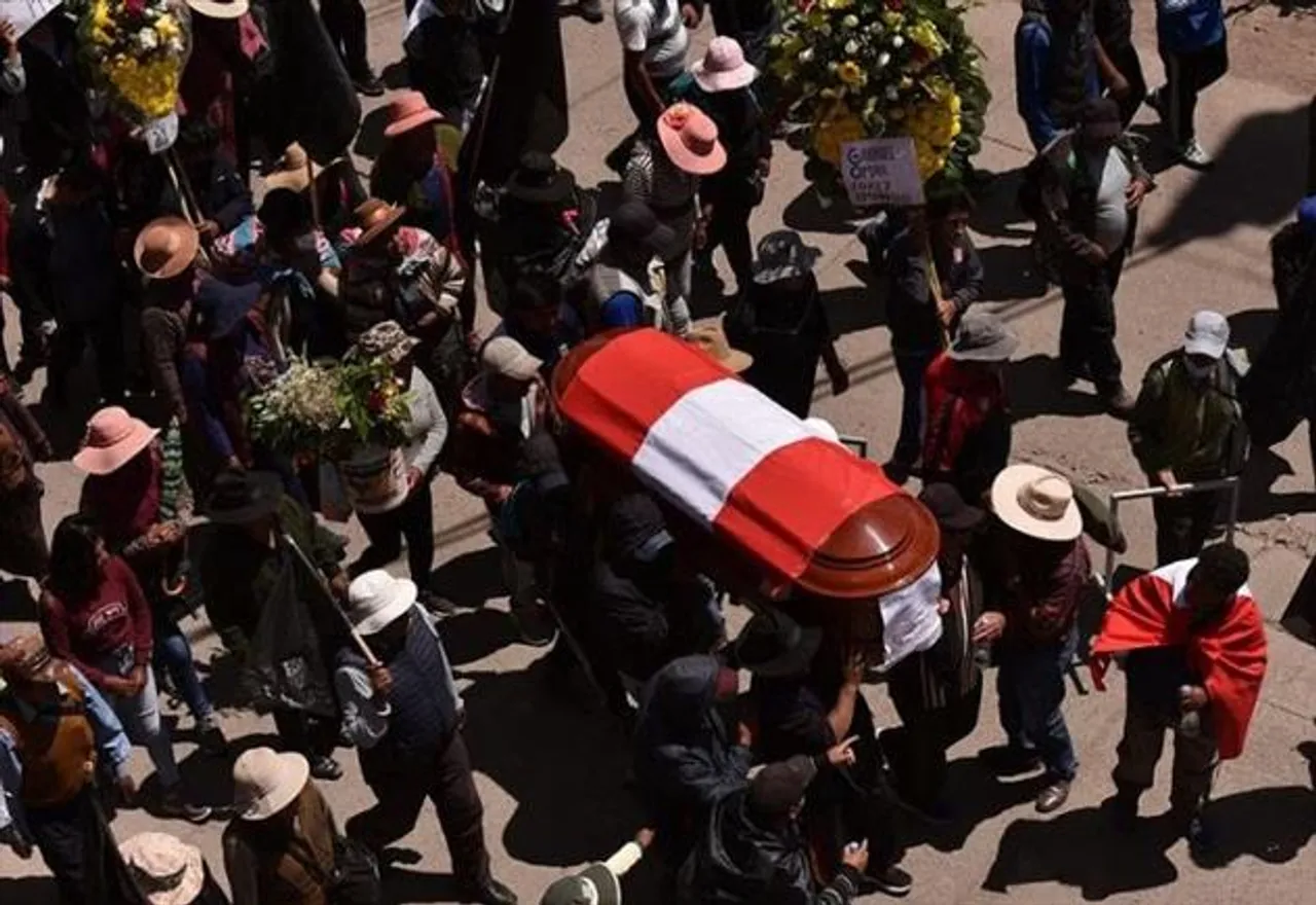 পেরুতে মন্ত্রিসভায় অচলাবস্থার মধ্যে বিক্ষোভের ঘটনায় তদন্ত করছেন চিফ প্রসিকিউটর