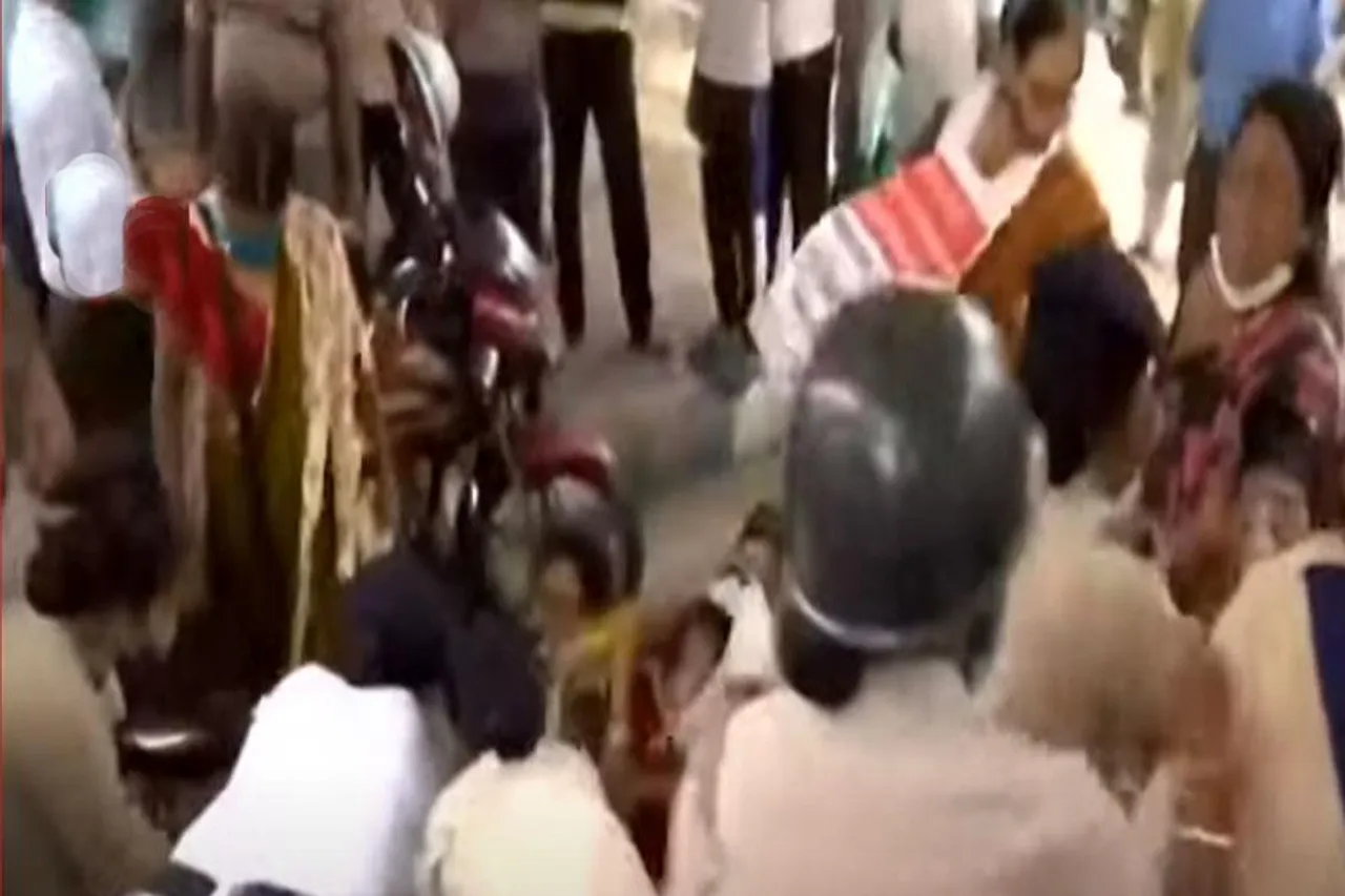 নবান্নের সামনে তুমুল হট্টগোল