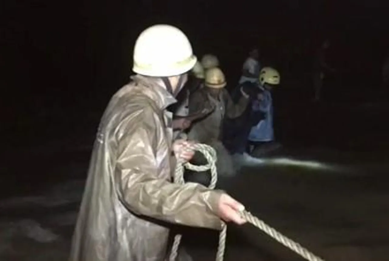 দার্জিলিং জেলার বালাসন নদীর ওপারে আটকে পড়া কলেজ পড়ুয়াদের উদ্ধার করল দমকল বাহিনী