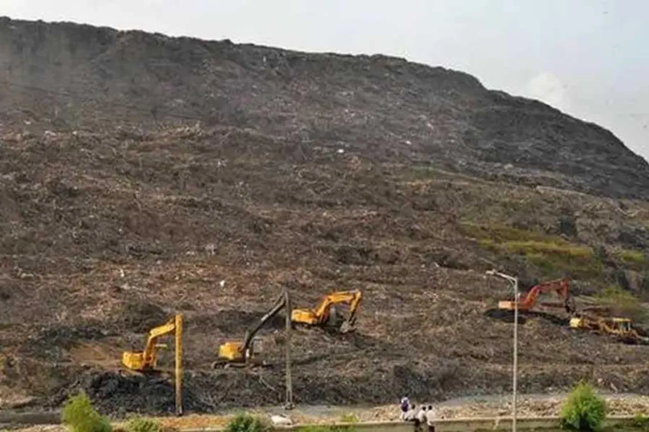 কেন দিল্লির আবর্জনার পাহাড়রের উচ্চতা কম মনে হচ্ছে, ব্যাখ্যা দিলেন সিসোদিয়া
