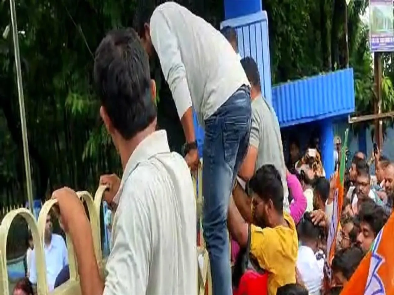 উত্তরবঙ্গ বিশ্ববিদ্যালয়ের সামনে বিক্ষোভ যুব মোর্চার