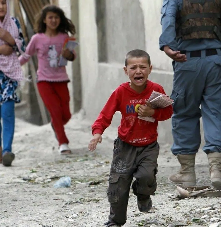 কাবুল বিমানবন্দরের বাইরে শিশুদের আর্তনাদ!