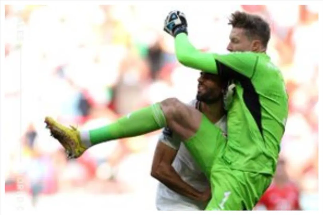 কাতার বিশ্বকাপে প্রথম লাল কার্ড, মাঠের বাইরে গোলকিপার