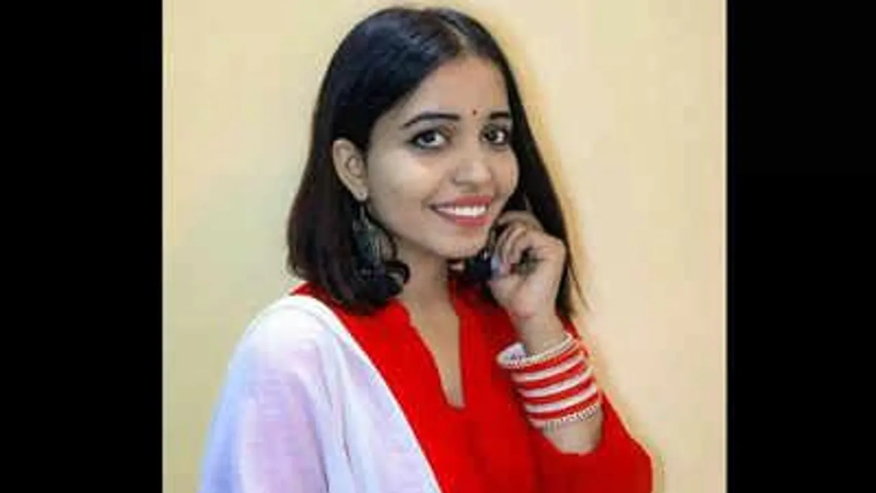 নিজেকে বিয়ে করলেন ২৪ বছর বয়সী মহিলা দেখুন সেই ছবি