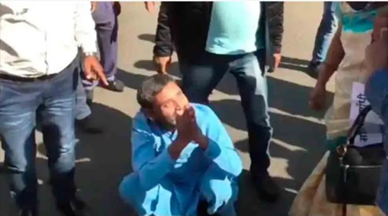 ঝাড়খণ্ডে থুতু চাটলেন যুবক!