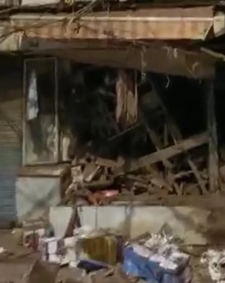 দিল্লির সদর বাজার এলাকায় বিস্ফোরণের পর এক ব্যক্তি আহত