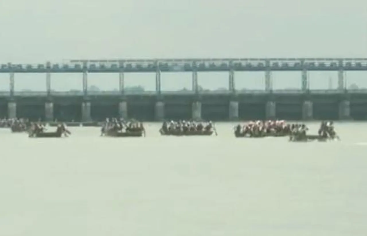 স্বাধীনতার ৭৫ বছর পূর্তি উপলক্ষে গাজলডোবায় নৌকাদৌড় প্রতিযোগিতা