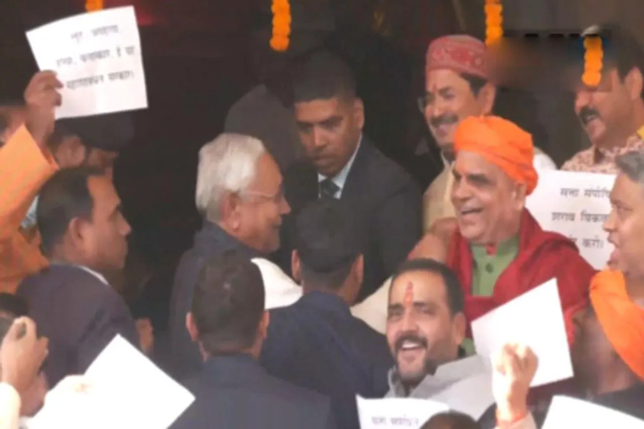 বিধানসভায় সৌজন্যের রাজনীতি, বিজেপি বিধায়কদের পিঠ চাপড়ালেন মুখ্যমন্ত্রী