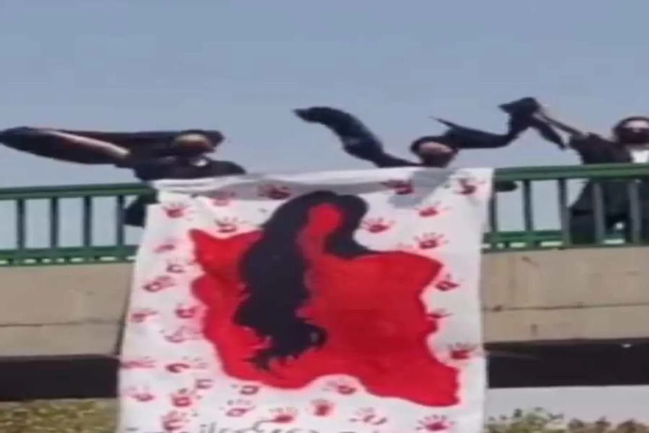 লাল রঙে রাঙা ইরান, প্রতিবাদে ৩ নারী