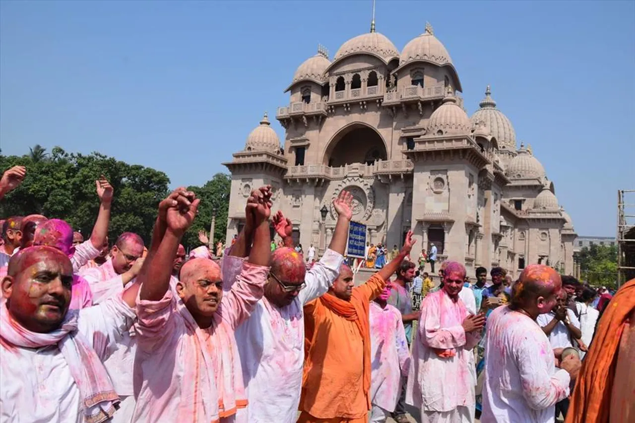 চিরাচরিত রীতি মেনে বেলুড় মঠে পালিত হচ্ছে দোল উৎসব