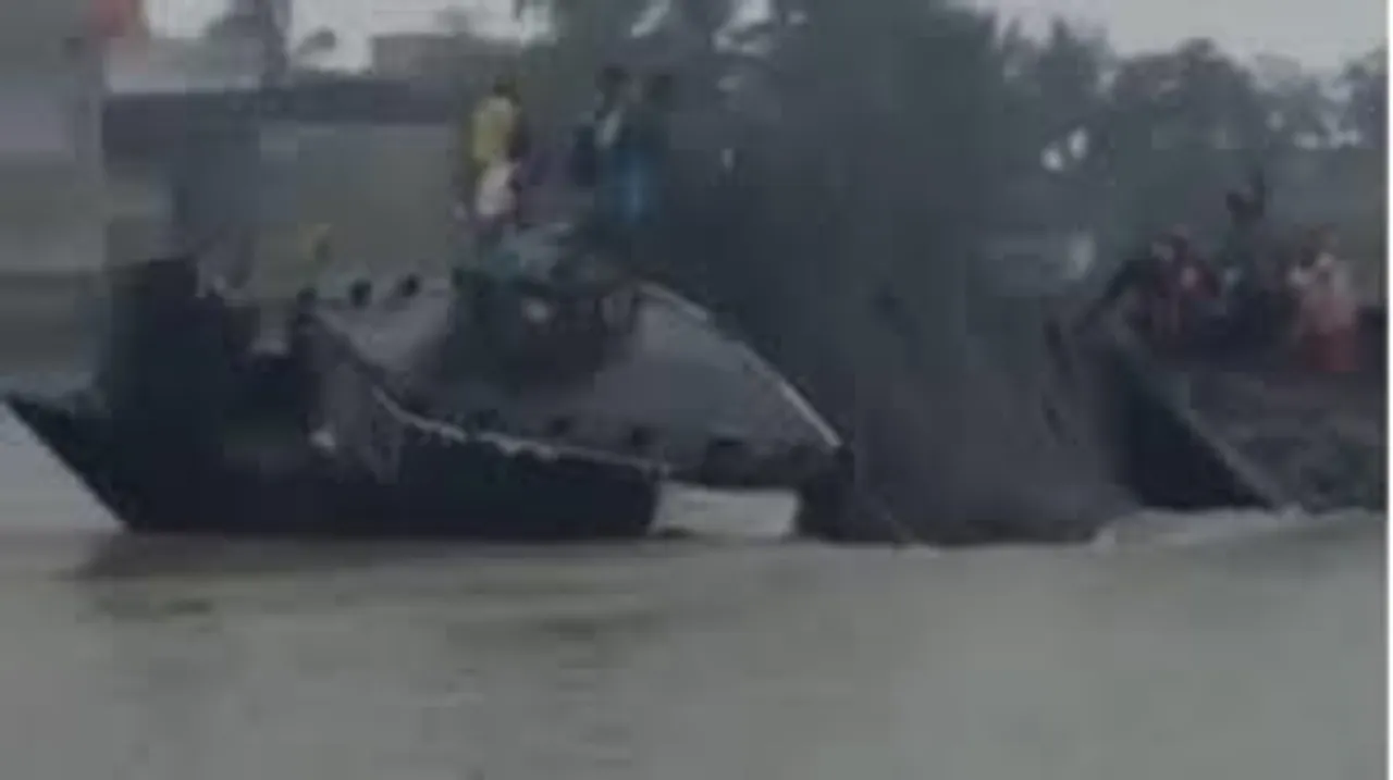 বেতনী নদীতে নৌকা উল্টে পড়ে গেলেন ১০ জন