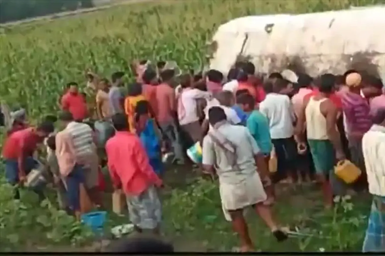 দুর্ঘটনার সুযোগ নিয়ে পেট্রোল চুরি!