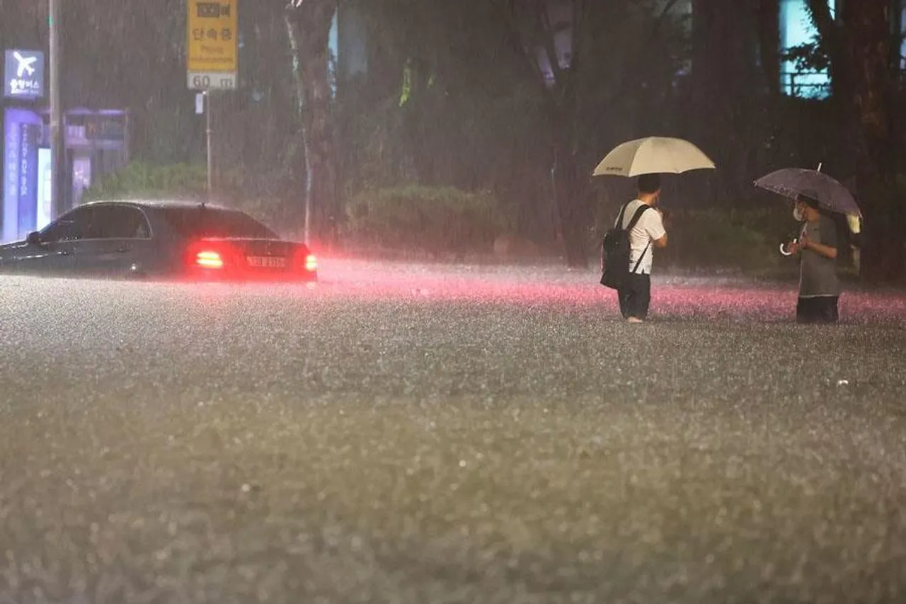 ভয়াবহ বন্যায় ৮ জনের মৃত্যু