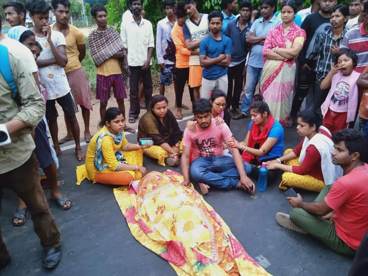 বাইক ও সাইকেলের মুখোমুখি সংঘর্ষে মৃত্যু সাইকেল আরোহীর, ক্ষতিপূরণের দাবিতে পথ অবরোধ