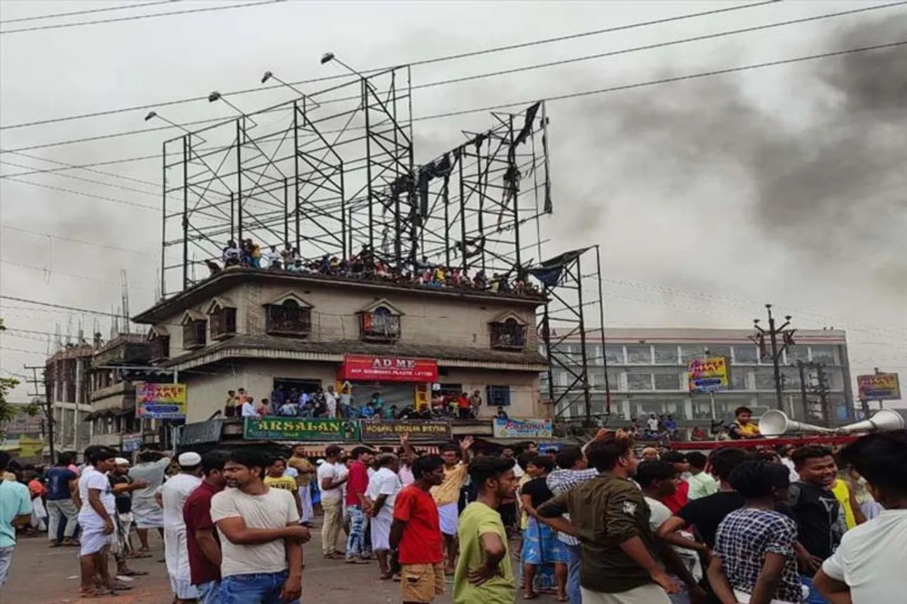 ১০ ঘণ্টার বেশি সময় ধরে অবরোধ, একাধিক পথে যেতে গিয়ে দুর্ভোগে সাধারণ মানুষ