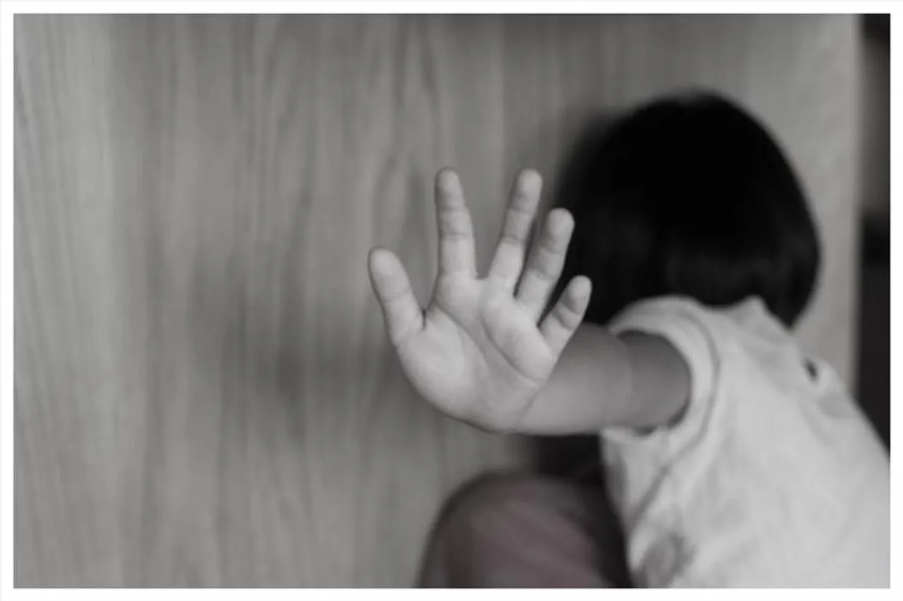 ছাত্রীদের শ্লীলতাহানি করার অভিযোগে মামলা দায়ের অধ্যক্ষের বিরুদ্ধে