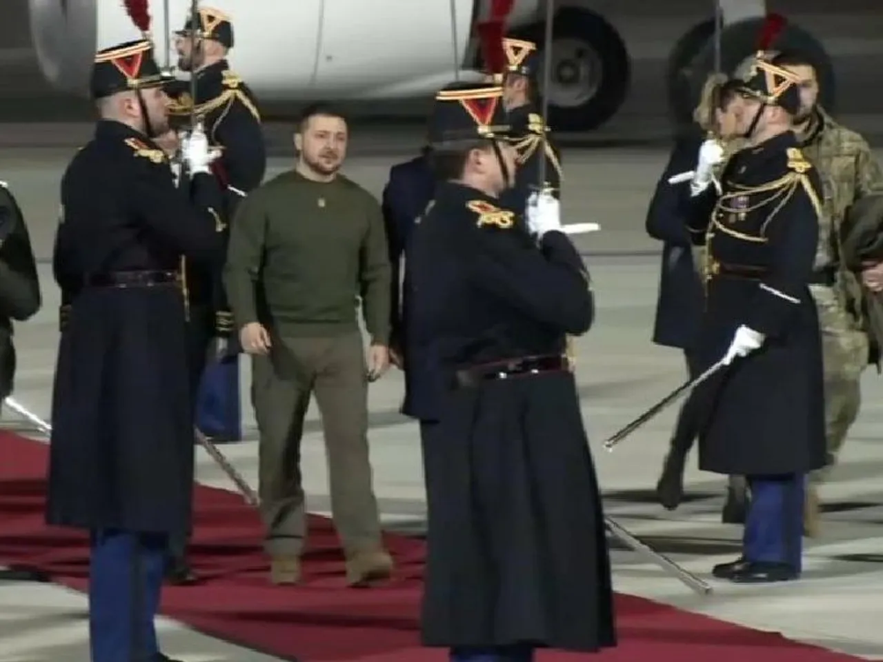 প্যারিসে পৌঁছেছেন জেলেনস্কি