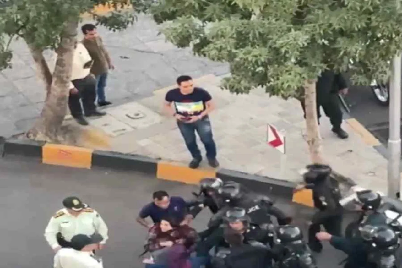 ইরান বিক্ষোভ, বিক্ষোভকারী নারীকে তুলে আছাড় পুলিশের- দেখুন ভিডিও