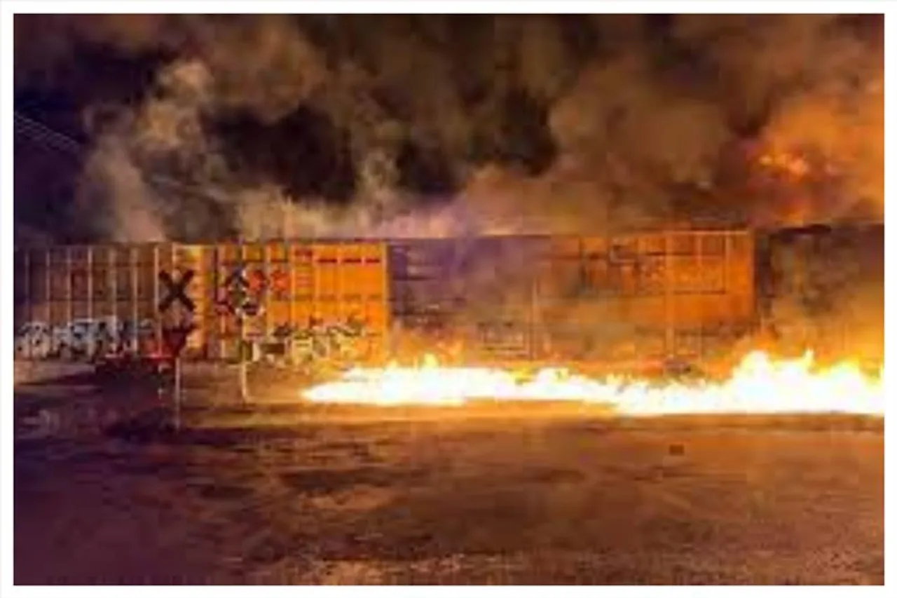 পূর্ব ফিলিস্তিনে ট্রেন লাইনচ্যুত হয়ে ভয়াবহ অগ্নিকাণ্ড