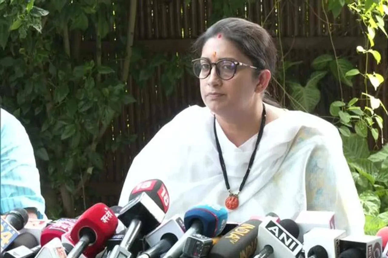 অভিযোগ অস্বীকার করে গান্ধী পরিবারের দিকে আঙুল তুললেন স্মৃতি ইরানি, দেখুন ভিডিও