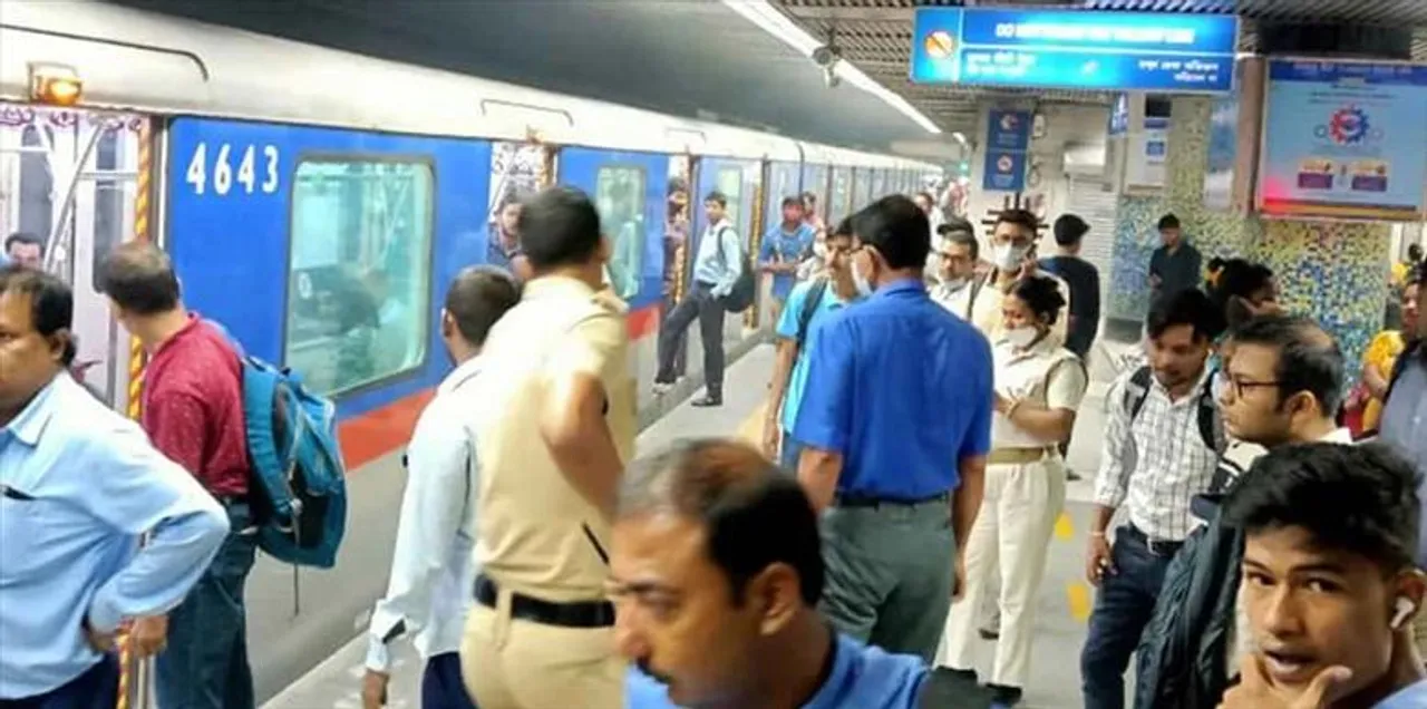 রেক থেকে বের হচ্ছে ধোঁয়া, সাতসকালেই মেট্রো বিভ্রাট