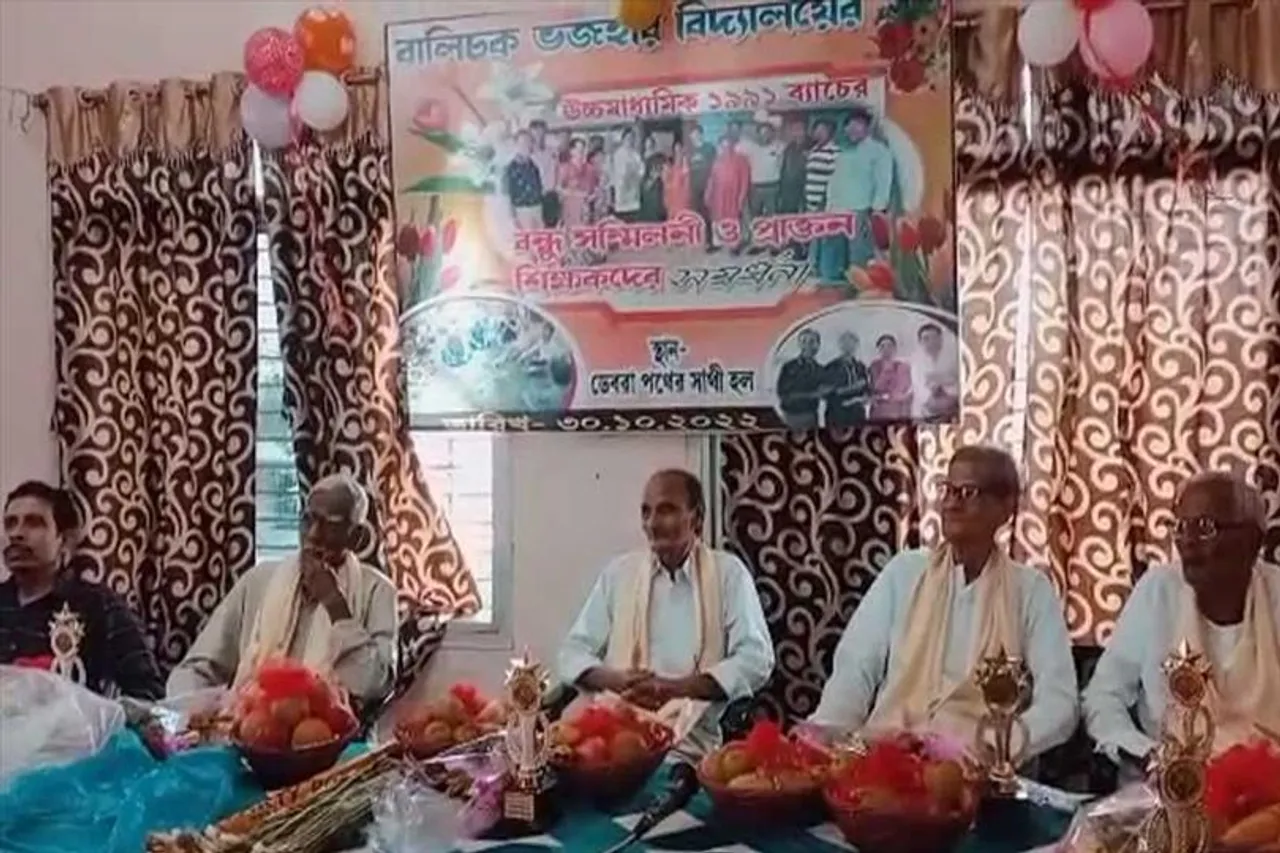 ছাত্রছাত্রীদের উদ্যোগে প্রাক্তন শিক্ষকদের সম্বর্ধনা প্রদান