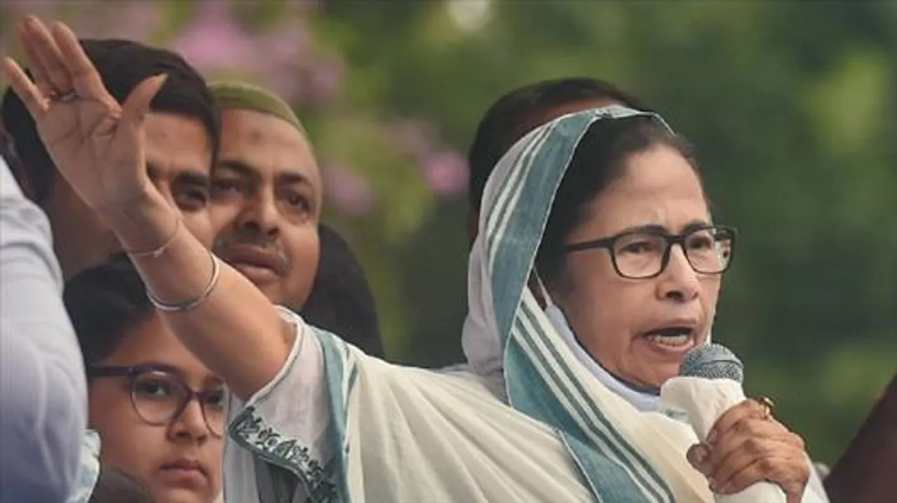 'মাথা নোয়াব না', রেড রোড থেকে বার্তা মমতার