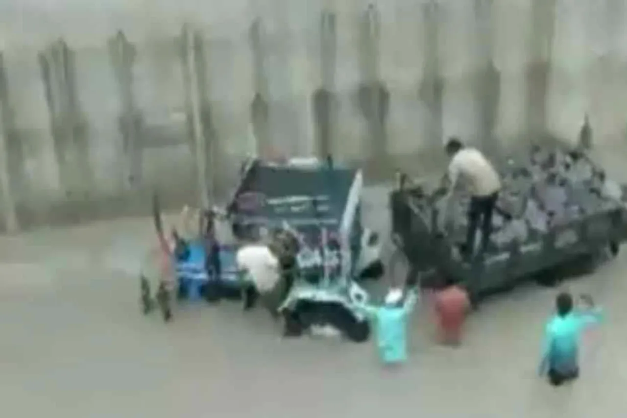 কর্ণাটক: প্রবল বৃষ্টিতে ভেসে গেল রাস্তা- দেখুন ভিডিও