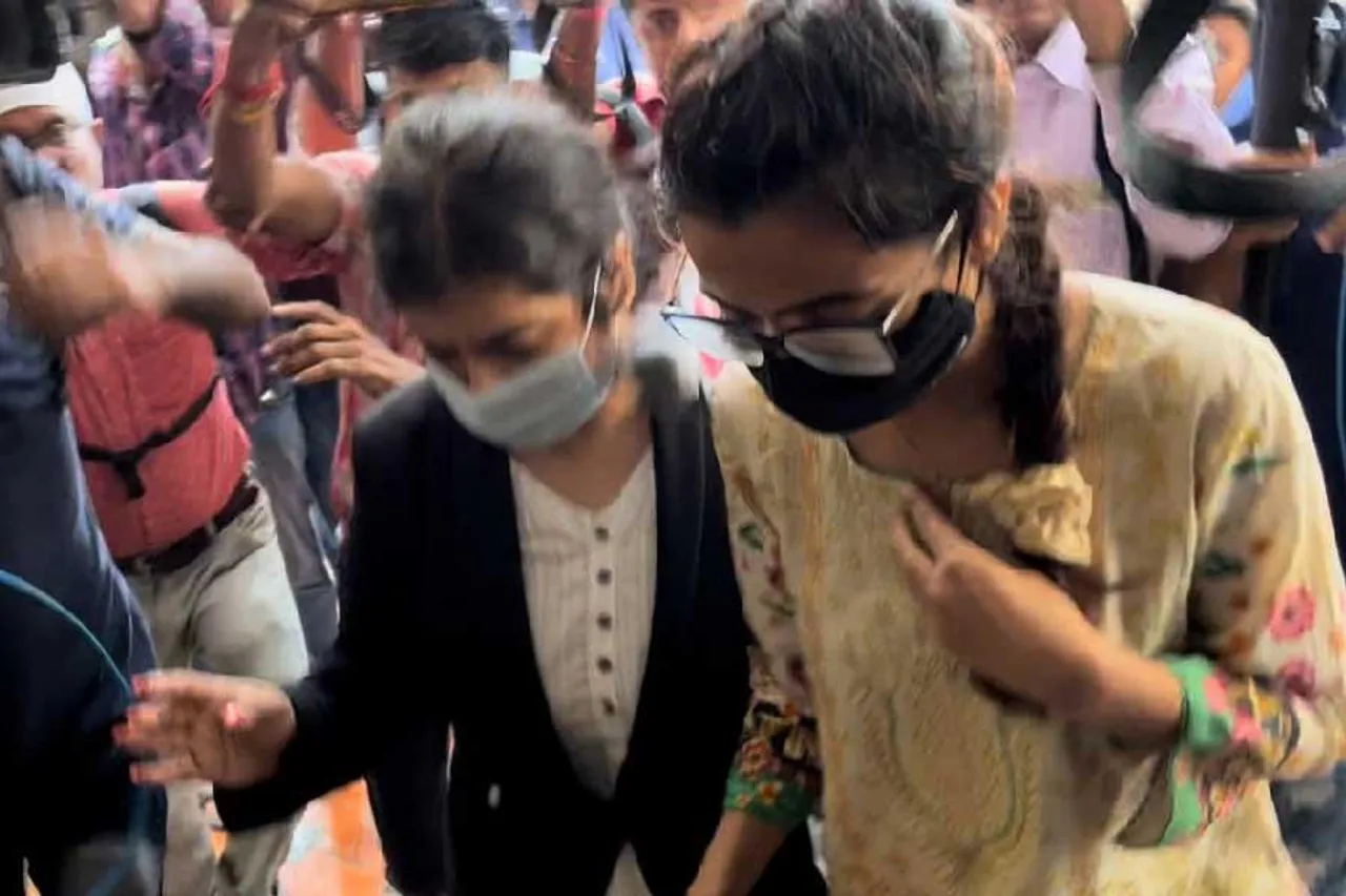 বিদেশে যেতে চেয়ে করা মামলা প্রত্যাহার করলেন মেনকা