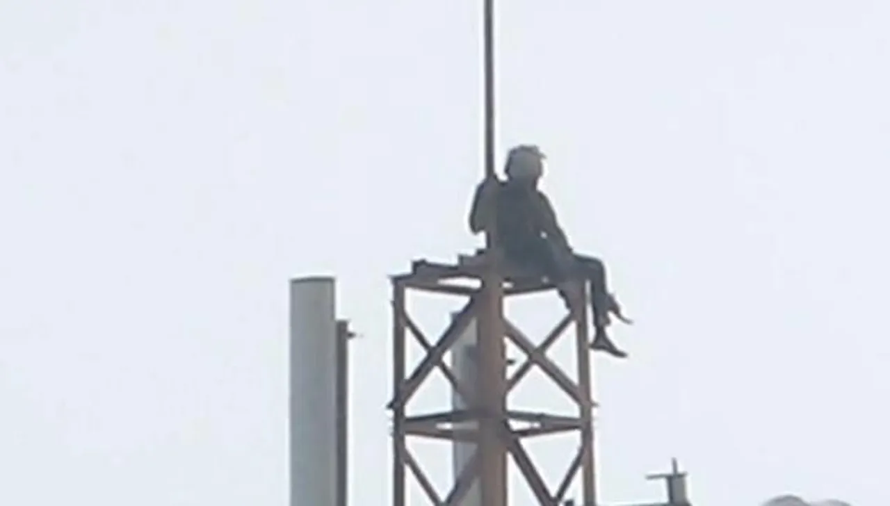 স্ত্রীর বাড়ি ফেরার দাবিতে মোবাইলের টাওয়ারে চড়ে বসলেন মত্ত ব্যক্তি