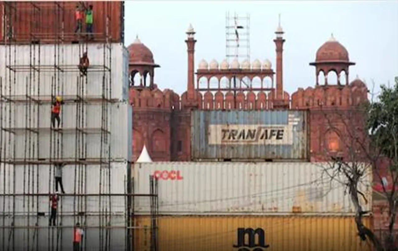 স্বাধীনতা দিবসের আগে লাল কেল্লার বাইরে দেয়ালের মতো কন্টেইনার রাখা হল