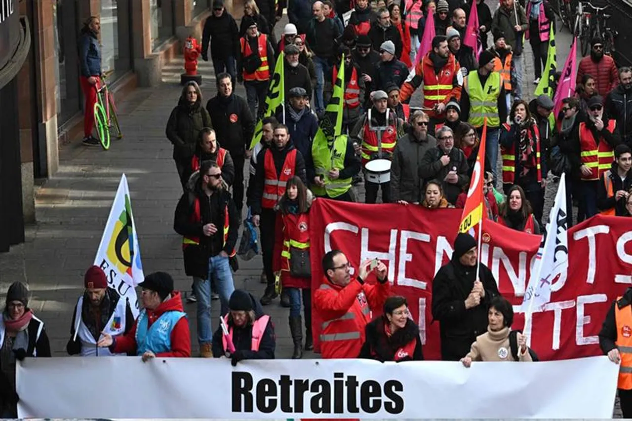 ম্যাক্রোঁর পেনশন পরিকল্পনার বিরুদ্ধে দেশব্যাপী বিক্ষোভের মুখোমুখি ফ্রান্স