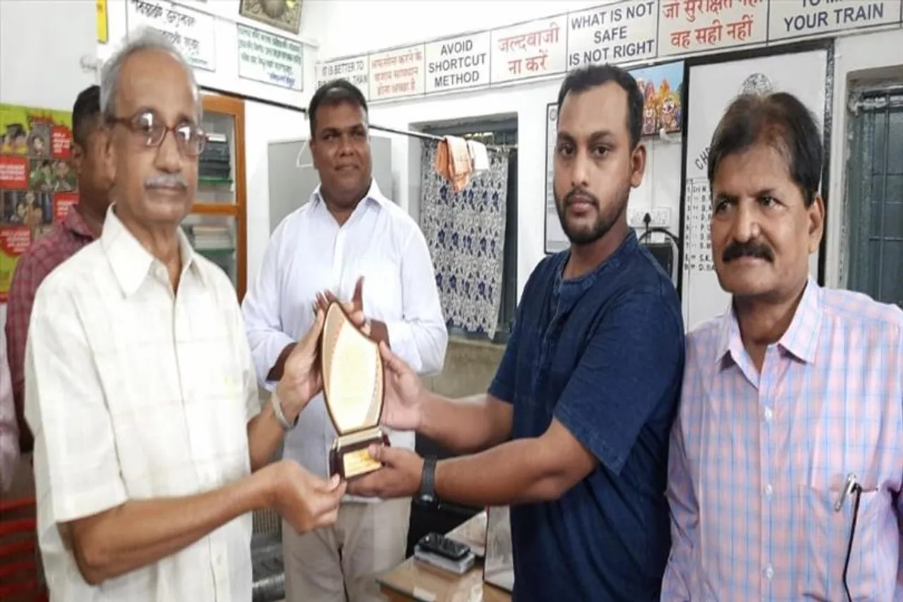 সম্বর্ধিত নির্ভীক রেলকর্মী সীতেশ