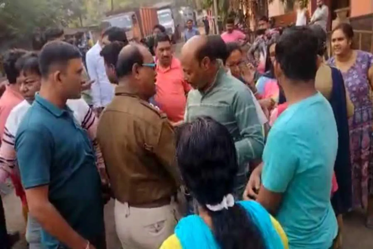 রাস্তা সংস্কারের দাবিতে পথ অবরোধ, পুলিশের বিরুদ্ধে মারধরের অভিযোগ