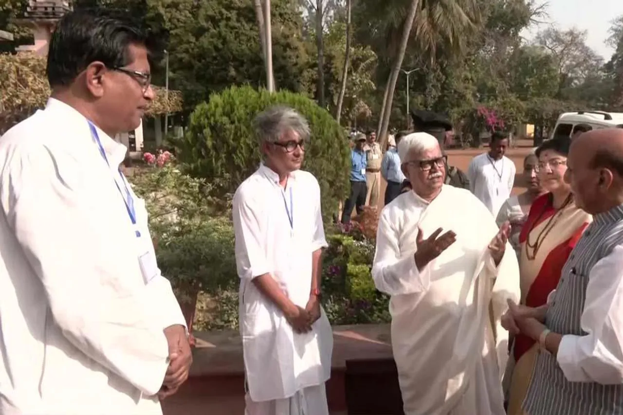 শান্তিনিকেতনে রবীন্দ্র ভবন পরিদর্শন করলেন প্রতিরক্ষামন্ত্রী