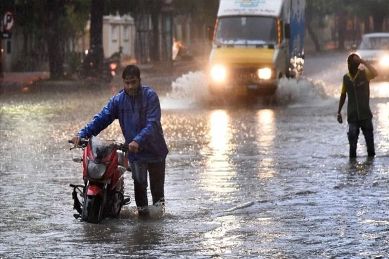 ভারী বৃষ্টিতে মৃত্যু হয়েছে ৭৬ জনের