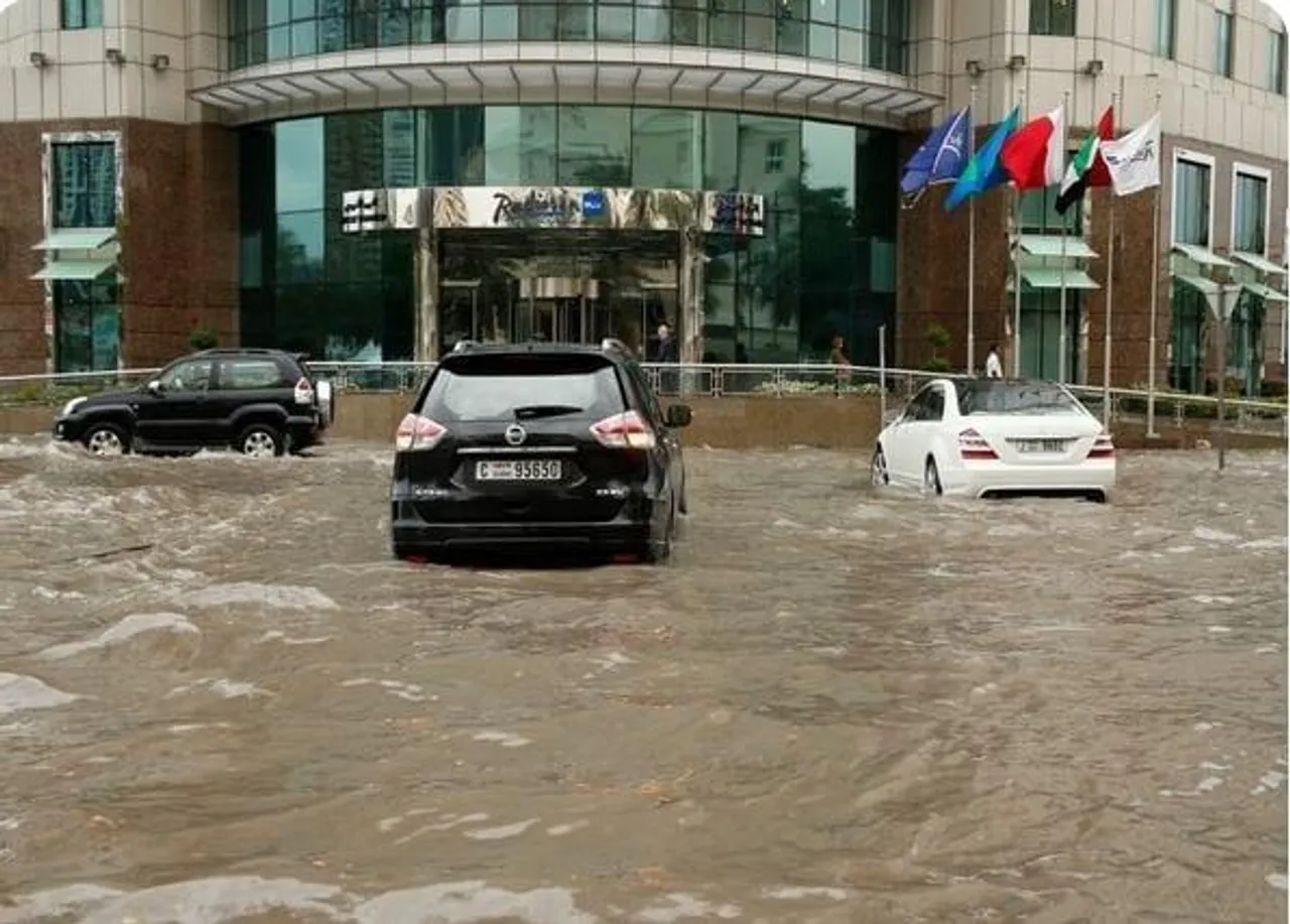 সংযুক্ত আরব আমিরশাহীতে মুষলধারে বৃষ্টি