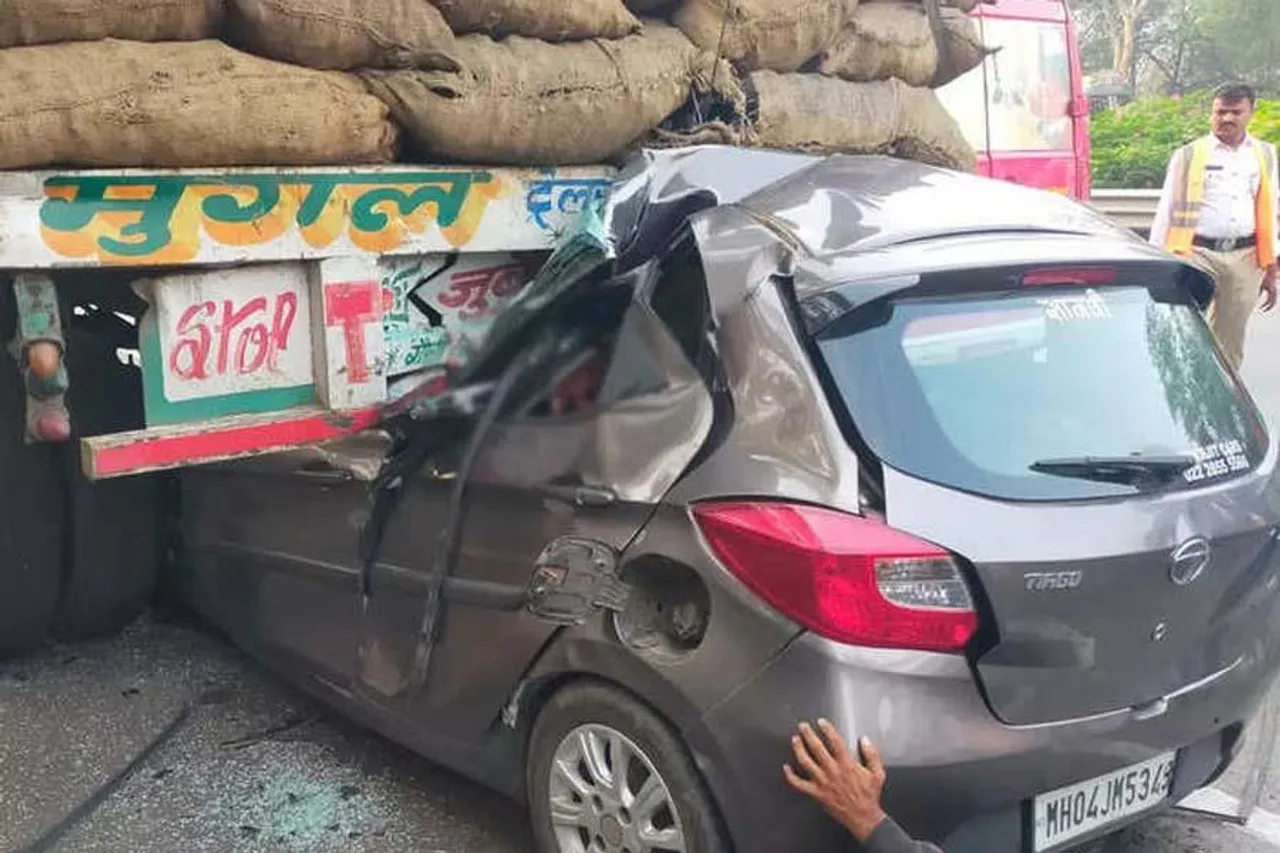 গাড়ি-ট্রাকের ভয়াবহ সংঘর্ষ, ঘটনাস্থলেই মৃত্যু ৩ জনের