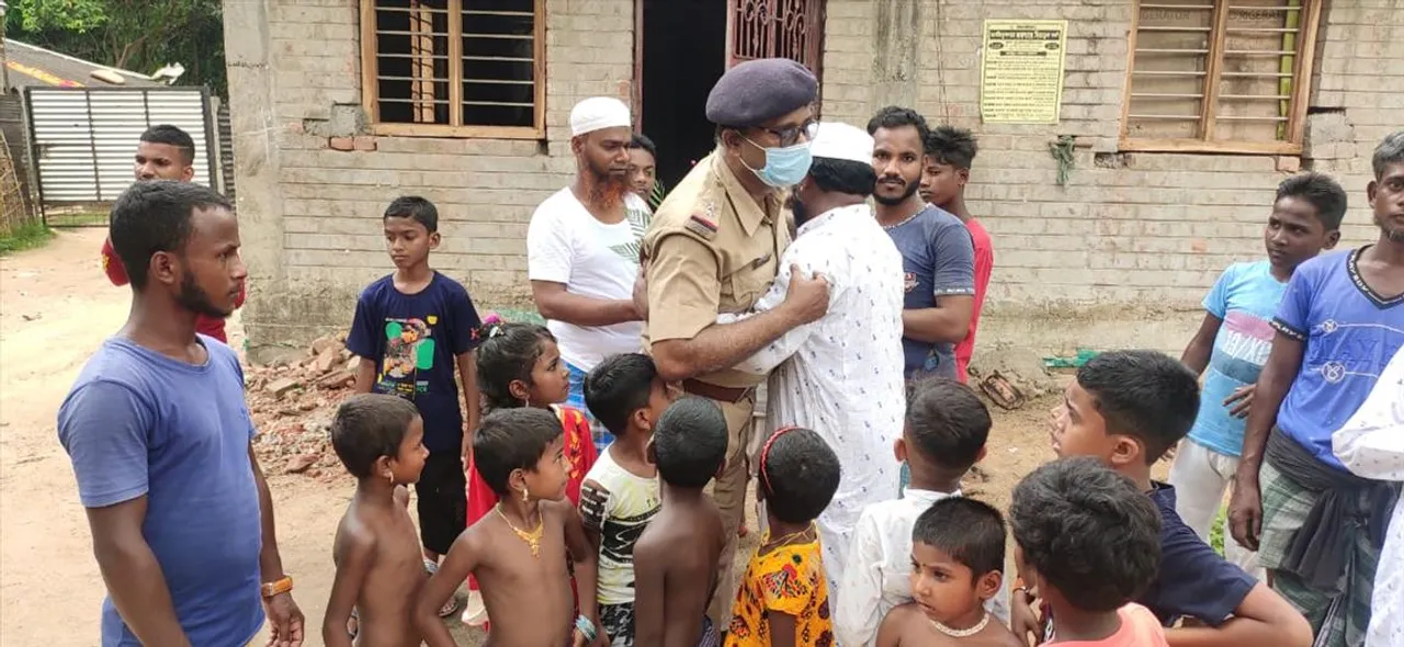 ঝাড়গ্রাম জেলা জুড়ে পবিত্র ঈদের নামাজে সামিল মুসলিম সম্প্রদায়ের মানুষেরা