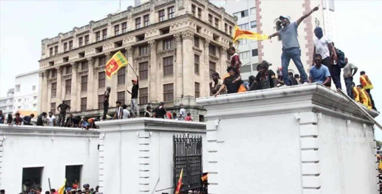 শ্রীলঙ্কার রাষ্ট্রপতি ভবনে লুকনো লক্ষ লক্ষ টাকা! বিক্ষোভকারীদের নোট গোনার ভিডিও ভাইরাল