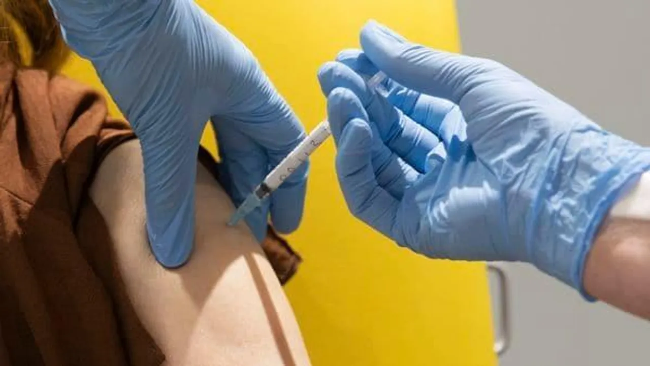 টিকা নিলেই হাতে দেওয়া হচ্ছে সিলমোহর, বিতর্কে জলপাইগুড়ির সরকারি স্কুল